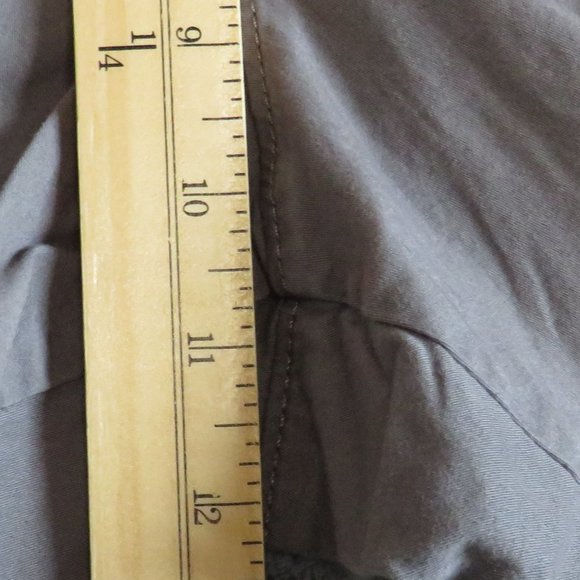 Lee* Women's 1.5" Belt Loop Multipocketed Midrise Cargo Shorts~ Size (14) Medium - Picture 7 of 12